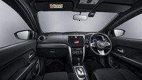 Masuk ke bagian dalam, New Rush GR Sport dilabur Black Interior Color, dan door armrest berbahan soft pad hitam, memberikan pengalaman berkendara yang lebih rileks dan nyaman. Foto: Toyota Astra Motor