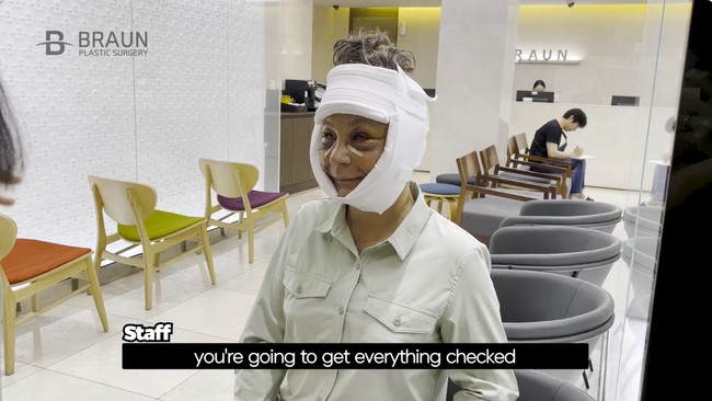 Dalam video, Evie mengatakan motivasinya mengubah penampilan. Evie mengaku ingin menyelaraskan penampilan dalam dan luar yang artinya ia merasa berjiwa muda dan ingin penampilan wajah serupa.  Foto: YouTube BRAUN Plastic Surgery Korea