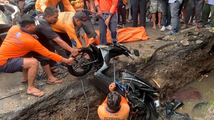 TRC BPBD Gianyar mengevakuasi pemotor jatuh di proyek gorong-gorong Jalan Raya Goa Gajah, Desa Bedulu, Kecamatan Blahbatuh, Gianyar, Bali, Senin (1/4/2024). (Dok. BPBD Gianyar)