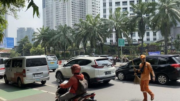 Uji coba penutupan U-Turn depan Mal Citiwalk, Jakpus, Senin (1/4/2024).