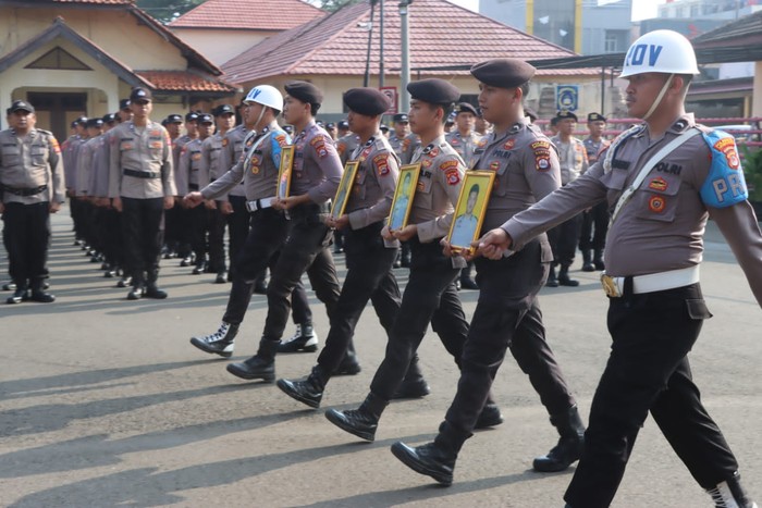 Upacara pemberhentian empat anggota Polresta Serang Kota (Foto: Istimewa)
