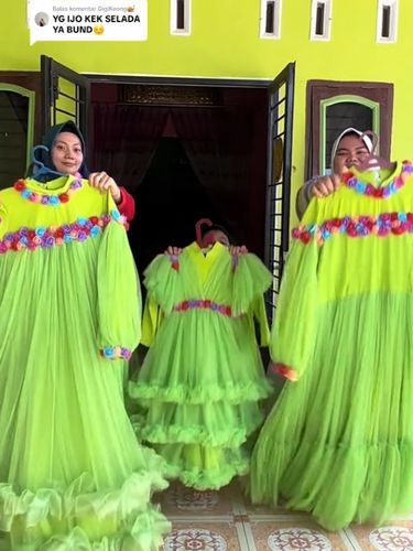 Wanita ini dulu pakai baju Lebaran warna orange, kali ini ia mengenakan baju Lebaran warna hijau muda dan mendadak langsung viral di TikTok