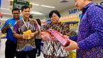 Warga Berburu Buah dan Menu Berbuka di Mal