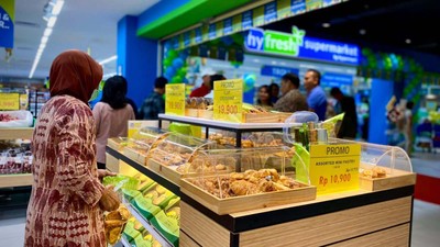 Warga Berburu Buah dan Menu Berbuka di Mal