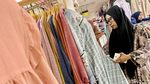 Warga Ramai-ramai Berburu Baju Lebaran di Pusat Grosir Cililitan