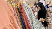 Seorang warga sedang memilih pakaian di salah satu toko di pusat perbelanjaan tersebut.