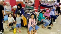 Mayoritas warga datang dengan mengajak anaknya.