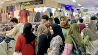 Pengunjung hilir mudik dari satu toko ke toko lainnya untuk berburu baju lebaran.
