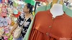 Warga Ramai-ramai Berburu Baju Lebaran di Pusat Grosir Cililitan