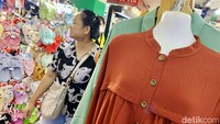 Pakaian pria dan wanita banyak dijumpai di pusat perbelanjaan ini.
