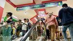 Warga Ramai-ramai Berburu Baju Lebaran di Pusat Grosir Cililitan