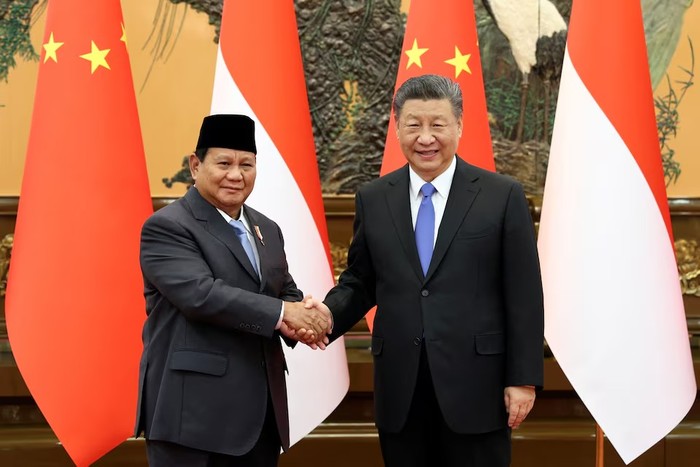 Presiden China Xi Jinping dan Presiden Indonesia terpilih Prabowo Subianto berjabat tangan di Aula Besar Rakyat di Beijing, China, 1 April 2024. (China Daily via Reuters)