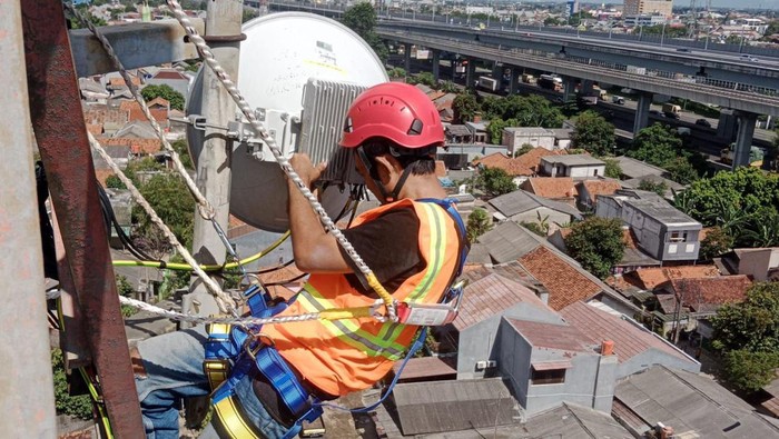 XL Axiata menyiapkan jaringan guna melayani dan menjaga kenyamanan pelanggan selama libur panjang Lebaran. Diprediksi, trafik layanan XL Axiata akan meningkat sekitar 10% - 20% dibandingkan hari biasa.