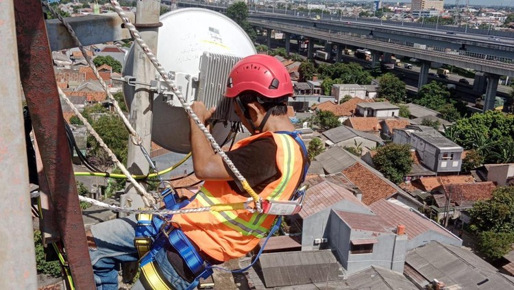 XL Axiata Siap Hadapi Lonjakan Trafik Jelang Lebaran XL Axiata menyiapkan jaringan guna melayani dan menjaga kenyamanan pelanggan selama libur panjang Lebaran. Diprediksi, trafik layanan XL Axiata akan meningkat sekitar 10% - 20% dibandingkan hari biasa.