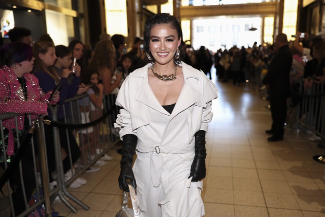 Sarung tangan hitam berbahan kulit membuat gaya wanita 37 tahun ini terlihat edgy.  Foto: Getty Images for iHeartRadio/Kevin Mazur