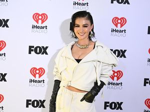 7 Gaya Edgy Agnez Mo, Eksis di Red Carpet iHeartRadio Music Awards