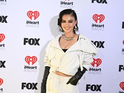 7 Gaya Edgy Agnez Mo, Eksis di Red Carpet iHeartRadio Music Awards