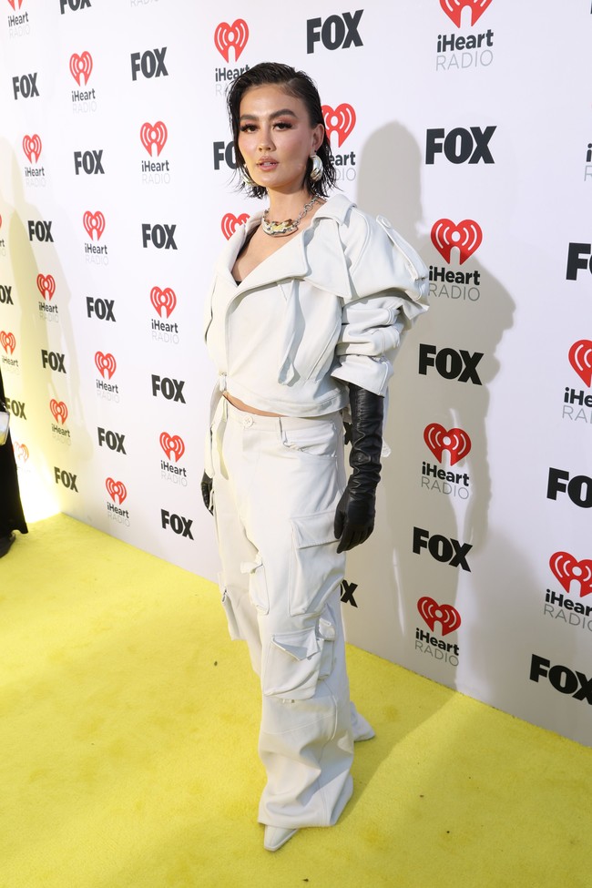 Tatanan rambut wet look selaras dengan gaya makeup-nya yang terkesan ‘basah’.  Foto: Getty Images for iHeartRadio/Kevin Mazur