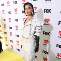 Tatanan rambut wet look selaras dengan gaya makeup-nya yang terkesan ‘basah’.  Foto: Getty Images for iHeartRadio/Kevin Mazur