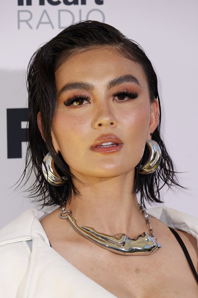 Aksesori seperti kalung dan anting statement melengkapi penampilannya. Foto: Getty Images for iHeartRadio/Kevin Mazur