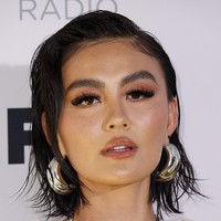 Aksesori seperti kalung dan anting statement melengkapi penampilannya. Foto: Getty Images for iHeartRadio/Kevin Mazur