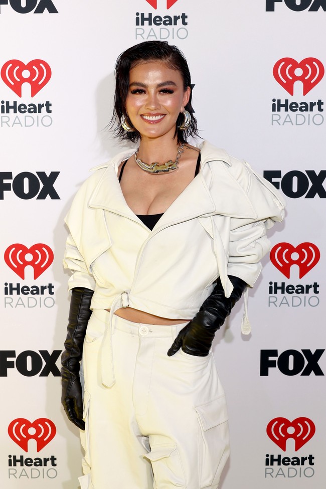 Riasan bernuansa peach-oranye membuat wajahnya berona segar. Foto: Getty Images for iHeartRadio/Kevin Mazur