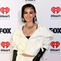 Riasan bernuansa peach-oranye membuat wajahnya berona segar. Foto: Getty Images for iHeartRadio/Kevin Mazur