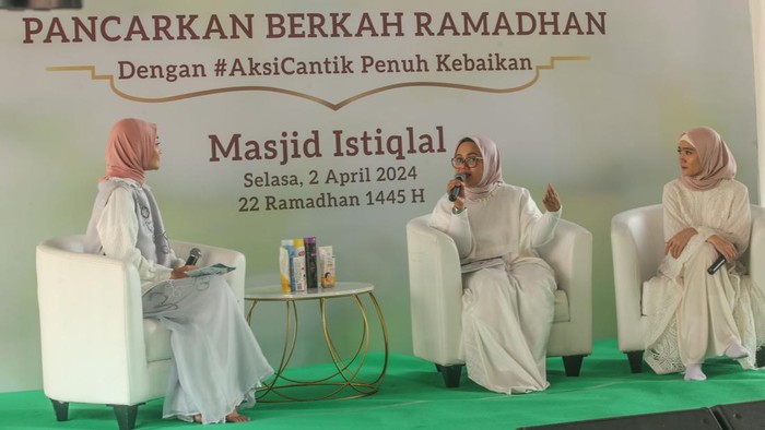 (Ki-Ka) Imam Besar Masjid Istiqlal Nasaruddin Umar, Direktur Unilever Indonesia Willy Saelan, Beauty & Wellbeing Indonesia Putri Paramita,Ustadz Erick Yusuf, Direktur Madrasah Istiqlal Moch. Taufiqurrahman berfoto bersama perwakilan santri madrasah dalam konferensi pers #Aksicantik Unilever Indonesia di Masjid Istiqlal, Jakarta, Selasa (2/4/2024).