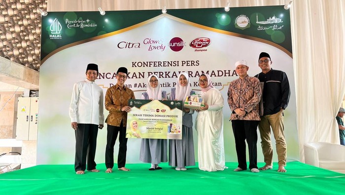 Aksi Cantik untuk Menyebarkan Kebaikan (Ki-Ka) Imam Besar Masjid Istiqlal Nasaruddin Umar, Direktur Unilever Indonesia Willy Saelan, Beauty & Wellbeing Indonesia Putri Paramita,Ustadz Erick Yusuf, Direktur Madrasah Istiqlal Moch. Taufiqurrahman berfoto bersama perwakilan santri madrasah dalam konferensi pers #Aksicantik Unilever Indonesia di Masjid Istiqlal, Jakarta, Selasa (2/4/2024).