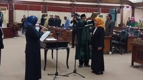 Pengambilan sumpah/janji pergantian antarwaktu Aluh Rusmala sebagai anggota DPRD NTB pada Senin (1/4/2024) malam.