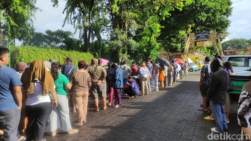 Antrean para penukar uang di Lapangan Puputan Badung, I Gusti Ngurah Made Agung, Kota Denpasar, Bali, Selasa (2/4/2024). (Rio Raga Sakti/detikBali)