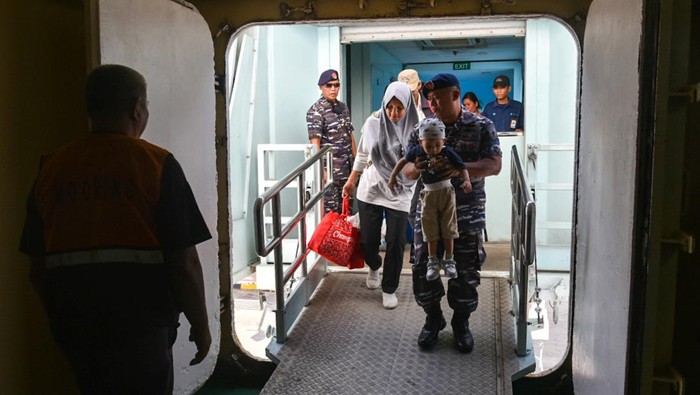 Sejumlah warga melambaikan tangan saat keberangkatan Kapal Motor (KM) Kelud di Pelabuhan Bandar Deli Belawan, Medan, Sumatera Utara, Selasa (2/4/2024). Berdasarkan data PT Pelni cabang Medan, sebanyak 1.081 pemudik dari Sumatera Utara berangkat menuju Batam menggunakan KM Kelud pada H-8 Lebaran 2024. ANTARA FOTO/Fransisco Carolio/foc.