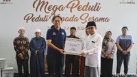 Bank Mega mengadakan kegiatan Mega Peduli dalam bentuk pembagian paket sembako yang secara rutin telah dilakukan Bank Mega sejak tahun 1996.