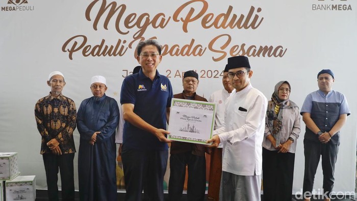 Kedua kiri Direktur Treasury & International Banking Martin Mulwanto, keempat kiri Direktur Operation C. Guntur Triyudianto, keenam kiri Direktur IT YB Hariantono, kedelapan kiri Direktur Utama Kostaman Thayib, kesepuluh kiri Wakil Direktur Utama Diza Larentie dalam acara Bank Mega Peduli 2024 di Menara Bank Mega, Jakarta, Selasa (2/4/2024).