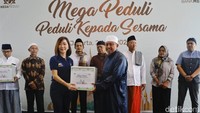 Bank Mega memberikan bantuan berupa paket sembako bagi masyarakat yang memerlukan bantuan yang berada di lingkungan 369 kantor Bank Mega yang tersebar di seluruh Indonesia. 