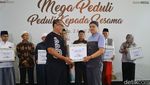 Bank Mega Bagikan Paket Sembako Kebutuhan Lebaran