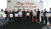 Kedua kiri Direktur Treasury & International Banking Martin Mulwanto, keempat kiri Direktur Operation C. Guntur Triyudianto, keenam kiri Direktur IT YB Hariantono, kedelapan kiri Direktur Utama Kostaman Thayib, kesepuluh kiri Wakil Direktur Utama Diza Larentie dalam acara Bank Mega Peduli 2024 di Menara Bank Mega, Jakarta, Selasa (2/4/2024).