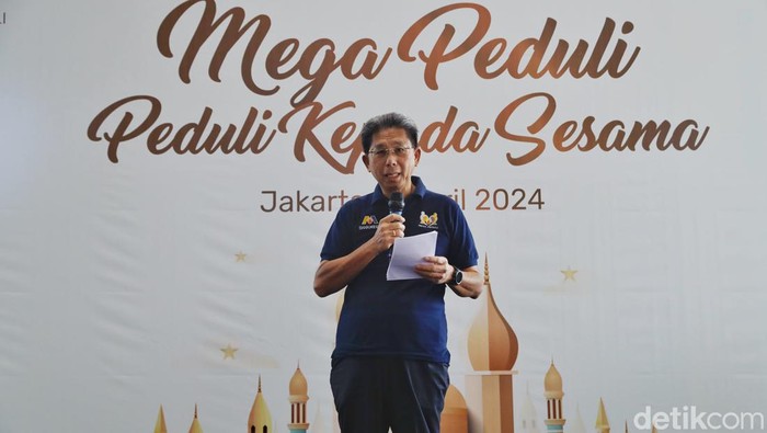 Bank Mega Bagikan Paket Sembako Kebutuhan Lebaran Kedua kiri Direktur Treasury & International Banking Martin Mulwanto, keempat kiri Direktur Operation C. Guntur Triyudianto, keenam kiri Direktur IT YB Hariantono, kedelapan kiri Direktur Utama Kostaman Thayib, kesepuluh kiri Wakil Direktur Utama Diza Larentie dalam acara Bank Mega Peduli 2024 di Menara Bank Mega, Jakarta, Selasa (2/4/2024).