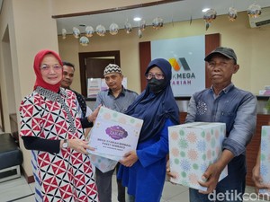 Semringahnya Warga Terima Paket Zakat dari Mega Syariah KCP Surabaya Semut