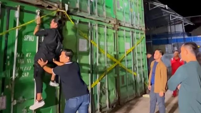 Polisi saat menemukan 90 kubik kayu dalam 8 kontainer di Pelabuhan Tanjung Redeb, Berau.