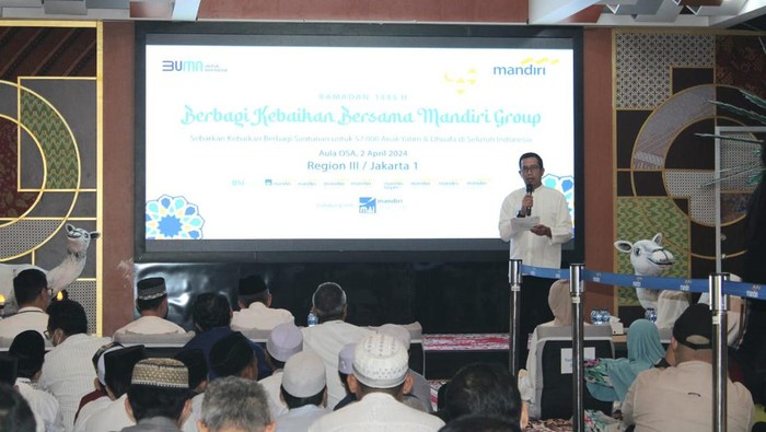 Regional CEO Bank Mandiri Region III/Jakarta 1, I Gede Raka Arimbawa (kanan) menyalami anak- anak yatim, usai memberikan secara simbolis santunan dan bingkisan ramadan untuk anak-anak yatim disekitar kantor Bank Mandiri Region lll/Jakarta 1, saat acara Berbagi Kebaikan Bersama Mandiri Group di Aula Osa Kantor Bank Mandiri Region III/Jakarta 1, Selasa (02/04/2024).