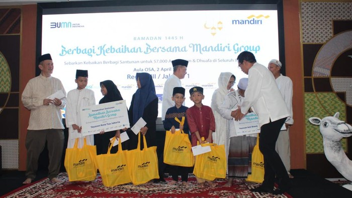 Regional CEO Bank Mandiri Region III/Jakarta 1, I Gede Raka Arimbawa (kanan) menyalami anak- anak yatim, usai memberikan secara simbolis santunan dan bingkisan ramadan untuk anak-anak yatim disekitar kantor Bank Mandiri Region lll/Jakarta 1, saat acara Berbagi Kebaikan Bersama Mandiri Group di Aula Osa Kantor Bank Mandiri Region III/Jakarta 1, Selasa (02/04/2024).