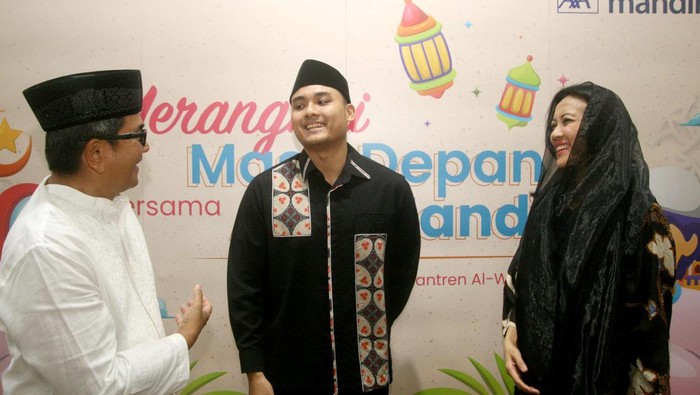 Berbagi Keberkahan di Bulan Ramadan AXA Mandiri mendonasikan sarana pendidikan dalam bentuk 40 personal computer (PC) dan menghadirkan literasi keuangan syariah kepada santri dan pengurus Pondok Pesantren (Ponpes) Al-Washiyyah.