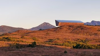 Black box Bumi dibangun berupa monolit baja sepanjang 9 meter yang menyimpan data tentang planet kita. Struktur ini bekerja seperti black box pesawat yang mencatat kinerja dan kondisi pesawat untuk memberikan informasi penting jika terjadi kecelakaan. Foto: EarthsBlackBox