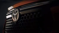 Mobil SUV kompak ini bakal menggunakan grille dengan bentuk heksagonal (sarang) lebah, dipadu list chrome dan logo khas Toyota. Foto: Carscoops