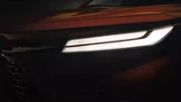 Dalam teaser gambar yang disebar di media sosial, tampak Toyota Urban Cruiser Taisor memakai lampu depan LED terpisah yang mirip seperti Land Cruiser 300 Series. Foto: Carscoops