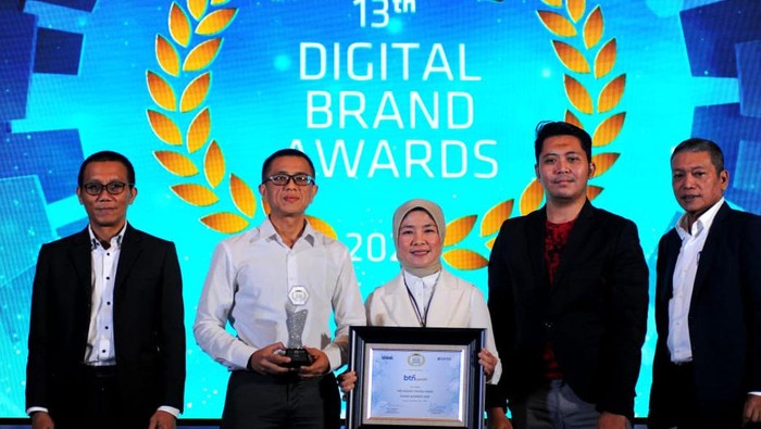 Head of Digital Channel Division PT Bank Tabungan Negara (Persero) Tbk. Tan Jacky Chen dan Sharia Funding & Treasury Deputy BTN Asvanti Handaru kompak tersenyum sambil memegang penghargaan dari ajang Digital Brand Recognition 2024, di Jakarta, Senin (1/4). BTN dan Unit Usaha Syariah (UUS) BTN meraih total 13 penghargaan dari ajang tersebut atas penilaian masyarakat melalui media sosial terhadap produk dan layanan BTN serta BTN Syariah.