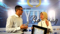 Head of Digital Channel Division PT Bank Tabungan Negara (Persero) Tbk. Tan Jacky Chen dan Sharia Funding & Treasury Deputy BTN Asvanti Handaru kompak tersenyum sambil memegang penghargaan dari ajang Digital Brand Recognition 2024, di Jakarta.