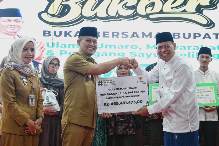 Buka Puasa Bersama Warga, Bupati Kebumen Bagi-bagi THR