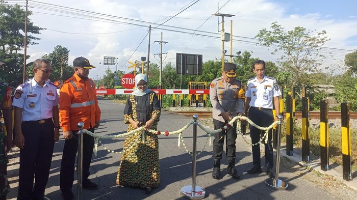 Bupati Blitar Rini Syarifah meresmikan palang pintu kereta api